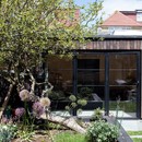 Trellik Design Studio réalise à Londres la Charred Garden House 
