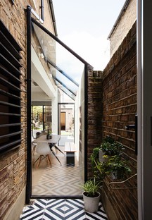 Trellik Design Studio réalise à Londres la Charred Garden House 
