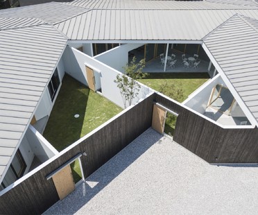Tato Architects réalise à Hofu une maison et des bureaux attenants 
