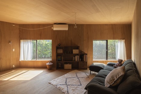 Tato Architects réalise à Hofu une maison et des bureaux attenants 
