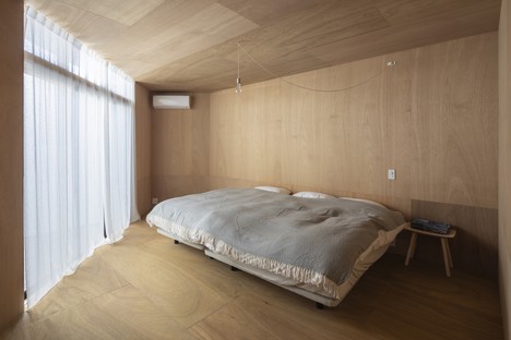Tato Architects réalise à Hofu une maison et des bureaux attenants 
