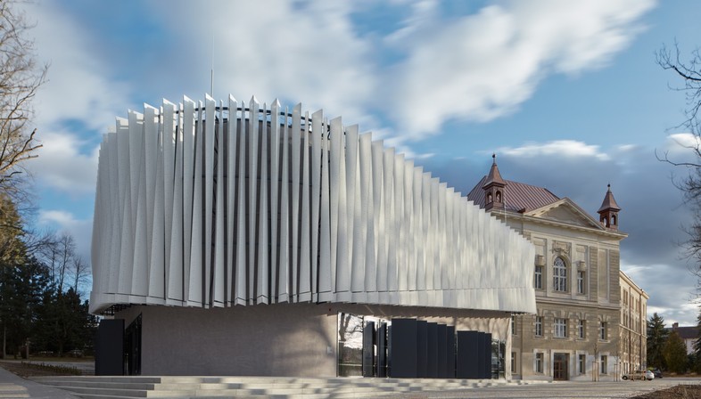 Qarta architektura signe l’auditorium de l’école polytechnique de Jihlava
