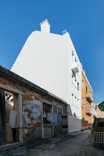 Aurora Arquitectos signe la maison de Rua Bartolomeu Dias à Lisbonne
