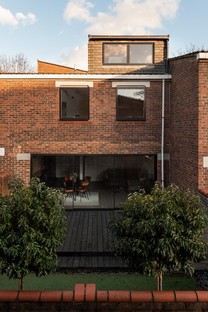 Le cabinet Bradley Van Der Straeten Architects signe la Two and a Half Storey House 

