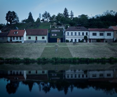 Le cabinet Kuba & Pilař réalise une villa sur les berges d’une rivière à Znaïm (République tchèque)
