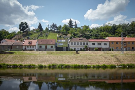 Le cabinet Kuba & Pilař réalise une villa sur les berges d’une rivière à Znaïm (République tchèque)

