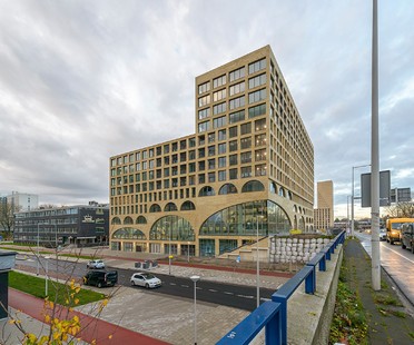 Le cabinet Studioninedots fait cohabiter sphère publique et privée dans son projet Westbeat à Amsterdam
