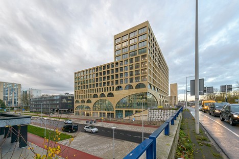 Le cabinet Studioninedots fait cohabiter sphère publique et privée dans son projet Westbeat à Amsterdam
