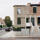 Le cabinet 31/44 Architects réalise une maison d’angle à Peckham (Londres)
