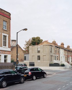 Le cabinet 31/44 Architects réalise une maison d’angle à Peckham (Londres)
