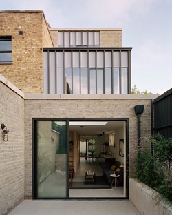 Le cabinet 31/44 Architects réalise une maison d’angle à Peckham (Londres)
