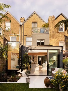 L’architecte Amos Goldreich signe l’extension d’une « maison pour jardinier » à Stroud Green (Londres)
