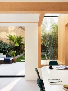 L’architecte Amos Goldreich signe l’extension d’une « maison pour jardinier » à Stroud Green (Londres)
