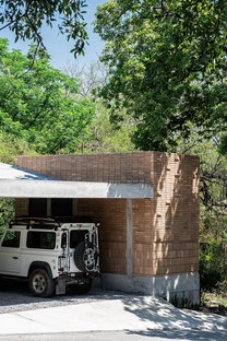 WEYES signe une maison dans les bois du Barrial à Santiago (Mexique)
