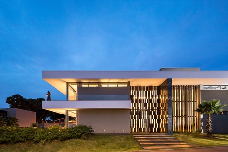 Residencia HRB à Curitiba au Brésil : un ouvrage de Schuchovski Arquitetura 
