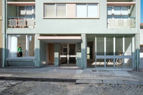 OITOO signe la Ground Floor House, un projet de reconversion de rez-de-chaussée à Porto
