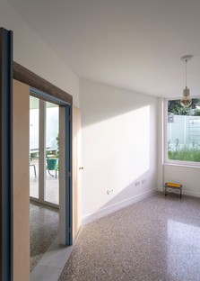 OITOO signe la Ground Floor House, un projet de reconversion de rez-de-chaussée à Porto
