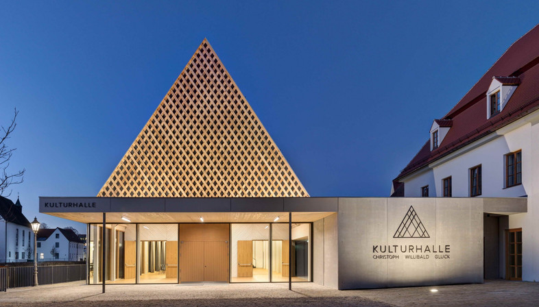 Kühnlein Architektur signe la salle culturelle Christoph Willibald Gluck à Berching
