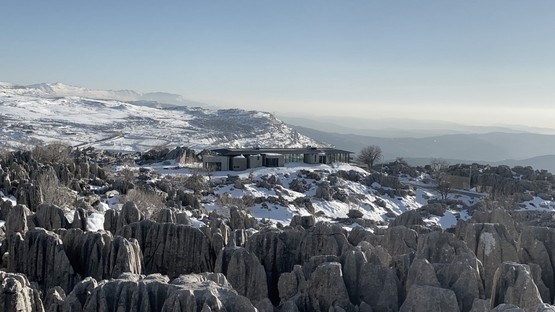 Villa sur les rochers de Faqra à Kfardebian au Liban : un ouvrage de Karim Nader
