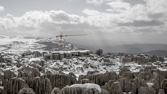 Villa sur les rochers de Faqra à Kfardebian au Liban : un ouvrage de Karim Nader
