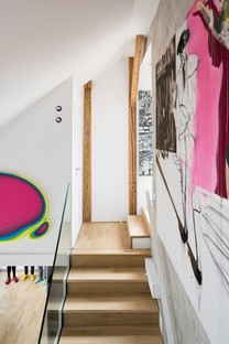 Le cabinet Esté architekti réaménage l’intérieur d’un duplex mansardé à Prague

