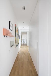 Le cabinet Esté architekti réaménage l’intérieur d’un duplex mansardé à Prague
