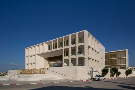 AAU ANASTAS signe le palais de justice de Tulkarem en Palestine
