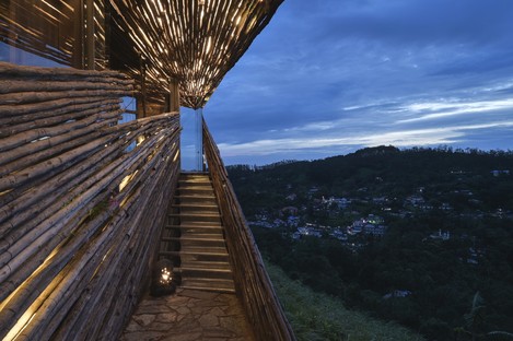 Wallmakers signe The Ledge, une architecture à flanc de montagne dans le Kerala
