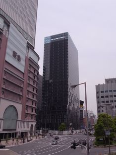 Perrault et la tour Fukoku à Osaka