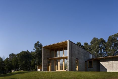 Castanheira : une maison en béton et en bois

