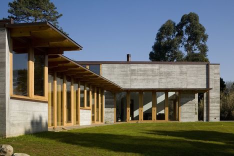 Castanheira : une maison en béton et en bois
