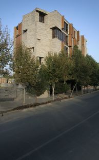 Mehdizadeh : édifice avec revêtement recyclé à Mahallat
