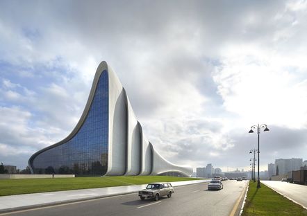 Zaha Hadid réalise le centre Heydar Aliyev de Bakou
