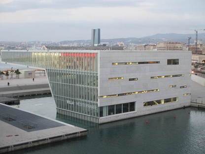 Front de mer de Marseille : stratégies de reconversion urbaine.
