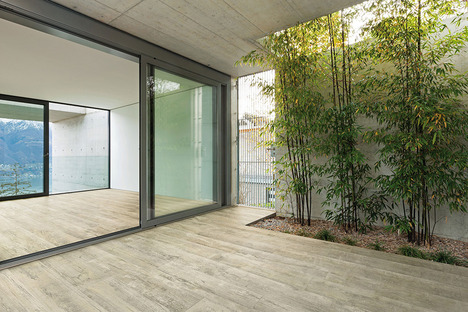 De nouveaux espaces domestiques avec les surfaces Ariostea effet bois
