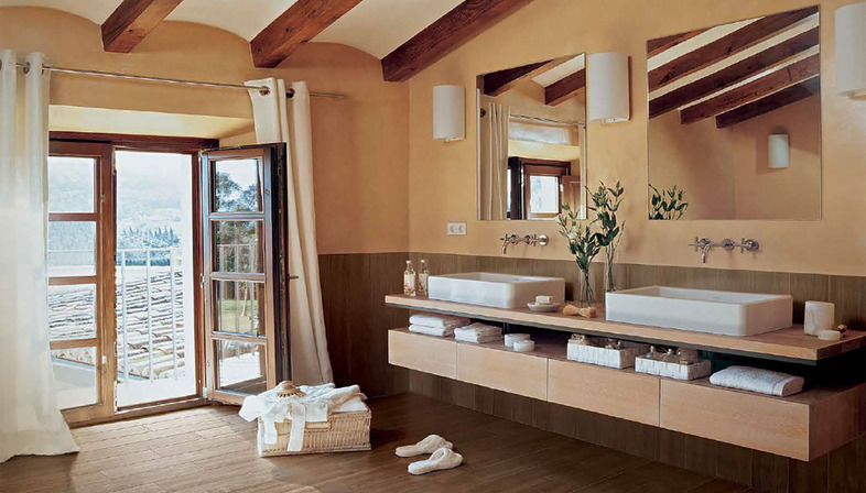 Beauté et fonctionnalité : les salles de bain sur mesure d’Iris Ceramica
