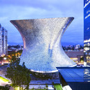 Une façade incurvée ornée d’hexagones en aluminium pour le musée Soumaya à Mexico 

