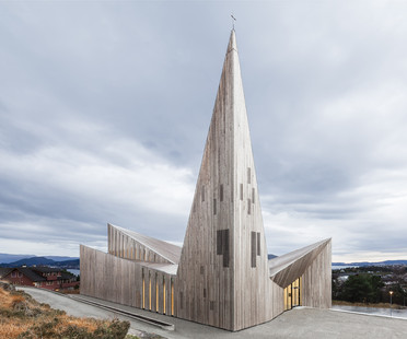 Église en bois au cœur des collines de Knarvik

