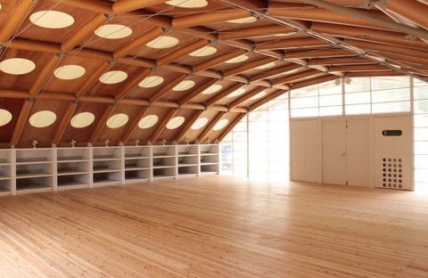Shigeru Ban conçoit à Kyoto et à Paris un cabinet à structure en tubes de carton 

