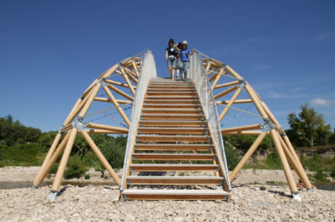 Shigeru Ban réalise un pont en tubes de carton : le petit frère du Pont du Gard 

