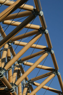 Shigeru Ban réalise un pont en tubes de carton : le petit frère du Pont du Gard 

