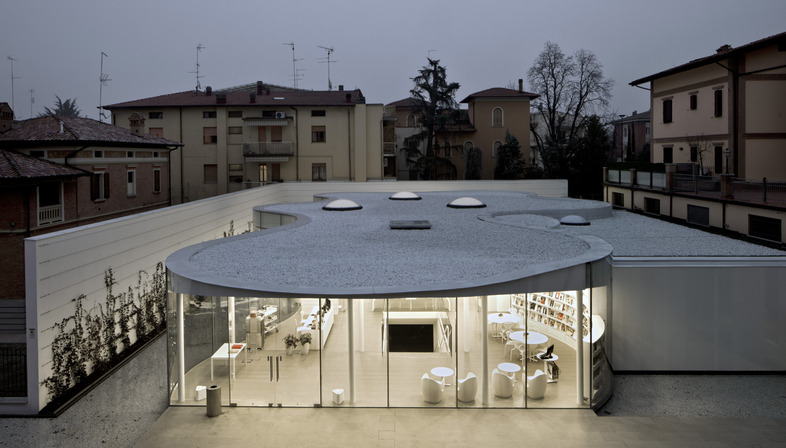 Double vitrage cintré à chaud pour la bibliothèque de Maranello conçue par Andrea Maffei Associati

