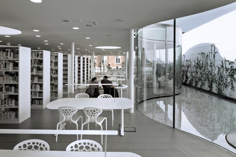 Double vitrage cintré à chaud pour la bibliothèque de Maranello conçue par Andrea Maffei Associati

