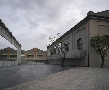 OMA Rem Koolhaas restructure une distillerie pour en faire le siège de la Fondation Prada à Milan.

