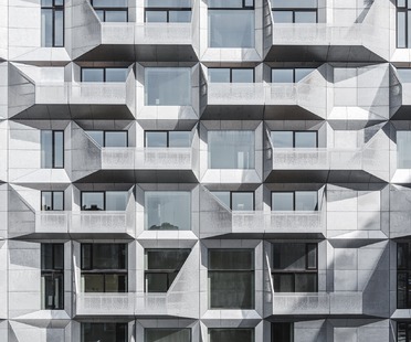 Cobe Architects réalise des appartements dans un silo à façade en acier galvanisé

