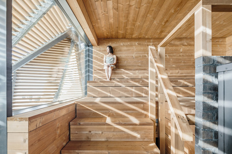 Coupole en lamelles de bois pour le restaurant-sauna signé Avanto Architects

