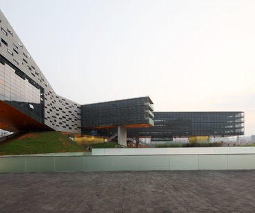 La façade du gratte-ciel horizontal de Steven Holl à Shenzhen (Chine)



