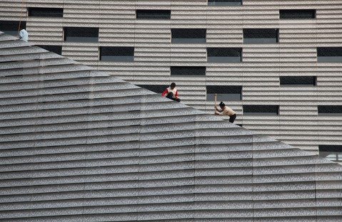 La façade du gratte-ciel horizontal de Steven Holl à Shenzhen (Chine)


