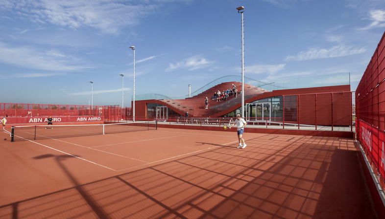 Club de tennis peint à chaud avec du polymère EPDM
