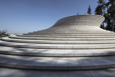 Le mémorial du Mont Herzl en briques d’aluminium de Kimmel Eshkolot Architects 
